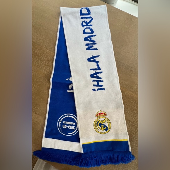 Real Madrid Scarf - Picture 1 of 4